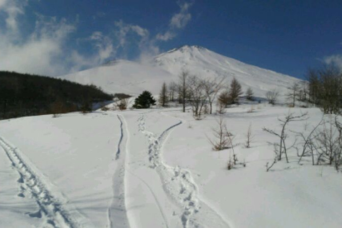 雪に残ったトレール富士山