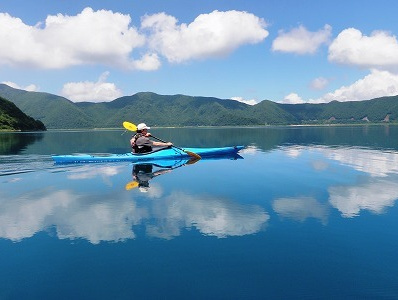 本栖湖の青い湖面に白い雲