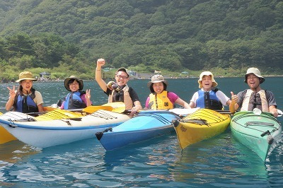 本栖湖で仲間とカヤック記念撮影